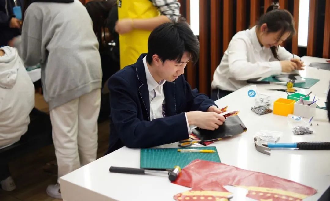 「幸福5号·可持续实验室」携手紫竹国际教育园区变废为“包”，看广告布的新生！